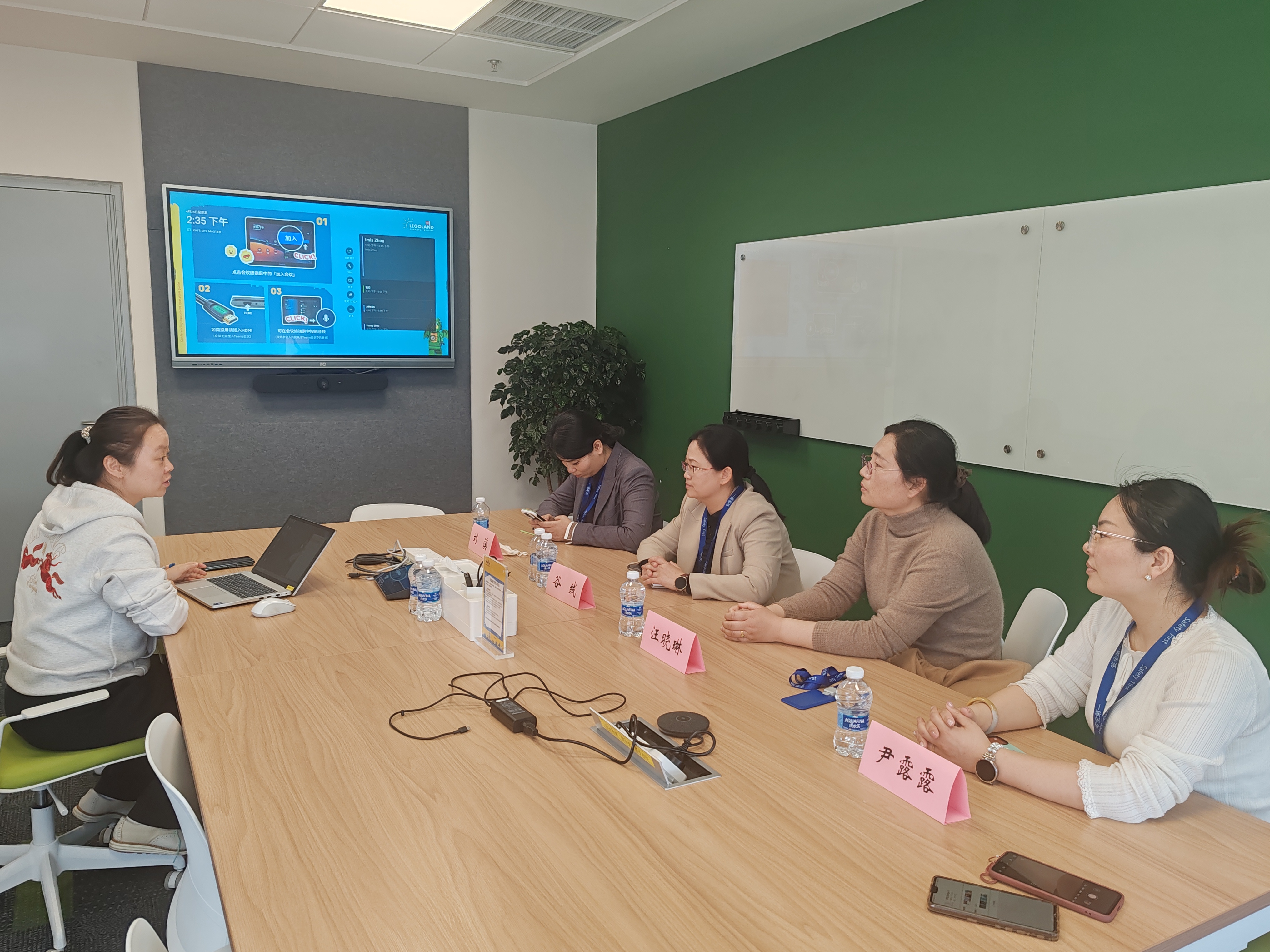 图三:调研团队与上海乐高乐园度假区管理有限公司人力资源负责人交流